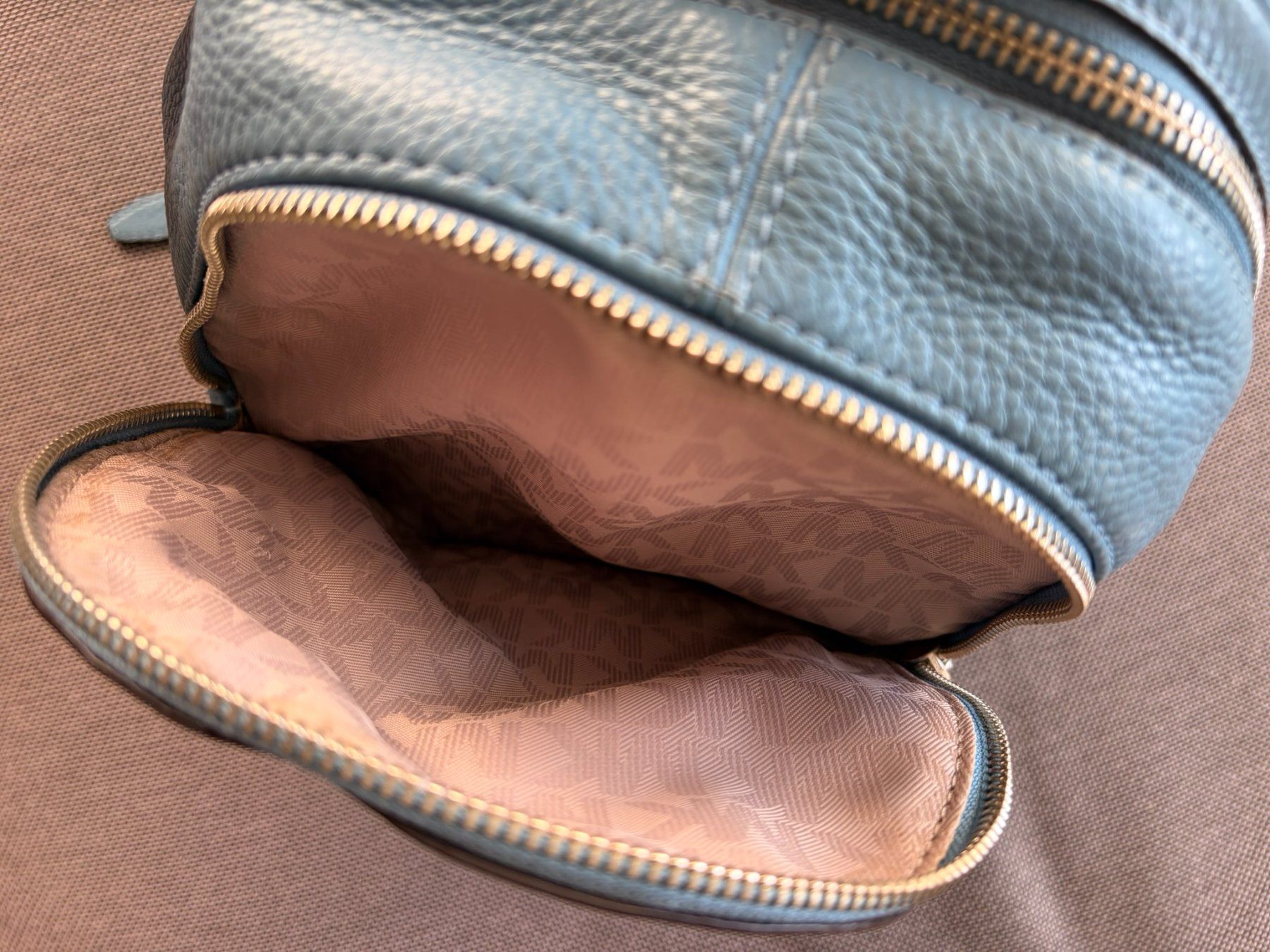 Michael Kors Zaini: Michael Kors RHEA ZIP BACK PACK - Blau LDR – Usato da Schlieren venduto da con_hdp9 9