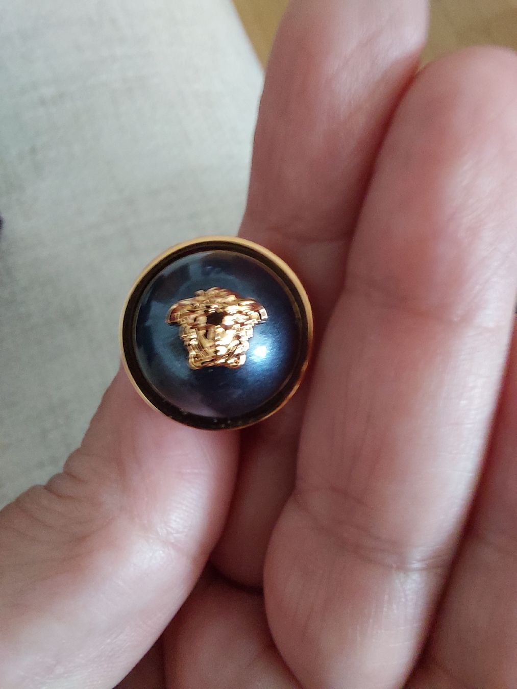 Versace Ohrringe & -stecker: Versace Ohrstecker, goldfarbenes Messing, und Perle – Gebraucht aus Veltheim AG von gave04 4