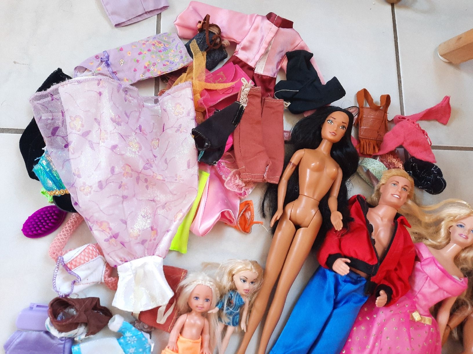 Bambole: LOT " BARBIE " – Usato da Le Locle venduto da marylise01 2