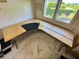 Eckschreibtisch massiv höhenverstellbar mit viel Platz | Top