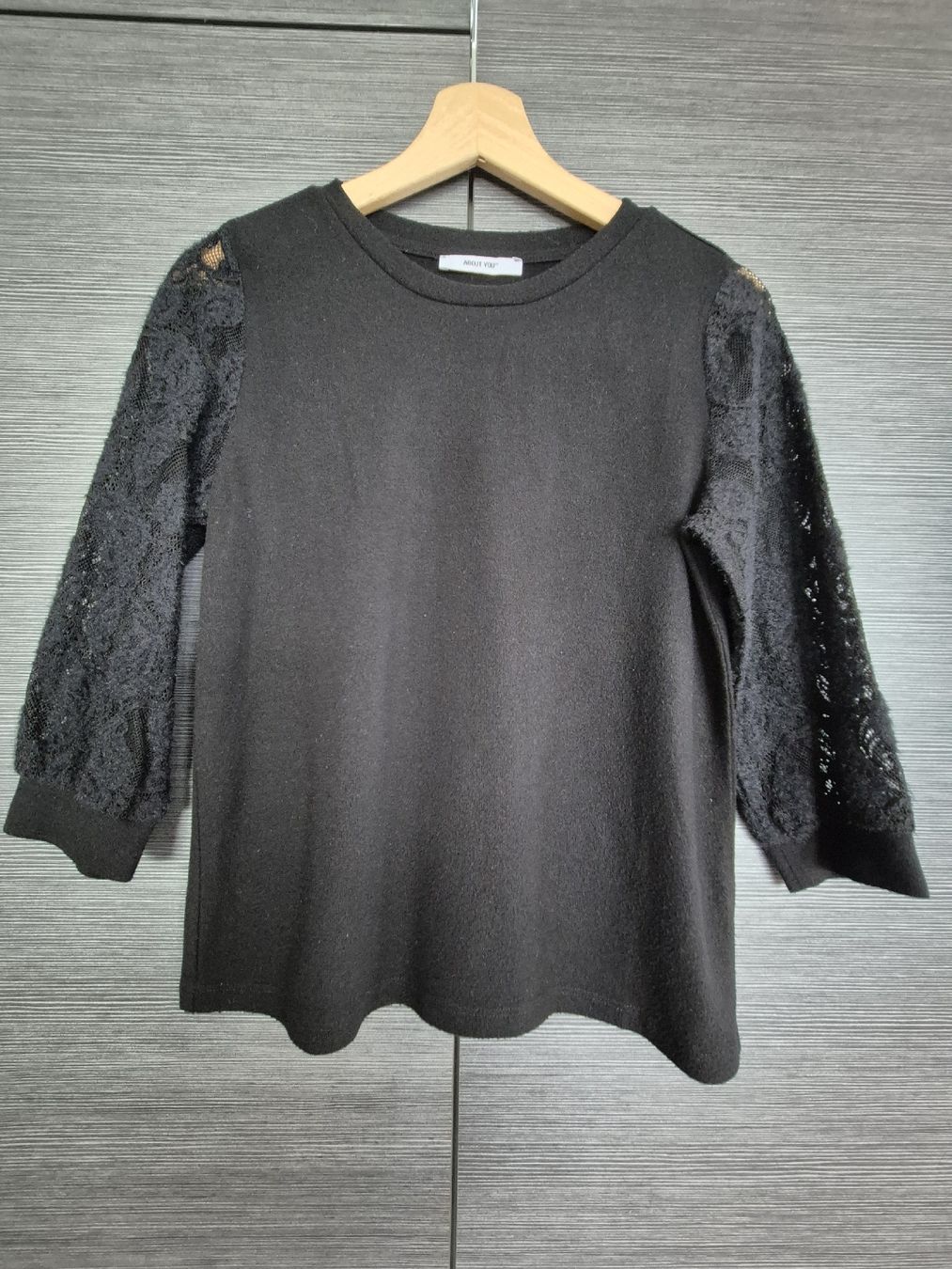 Pullover & Sweatshirts: Schwarzer Pullover mit Spitze an den Ärmeln, Gr.38 – Gebraucht aus Römerswil LU von cfm_j789