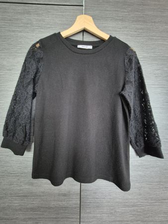 Schwarzer Pullover mit Spitze an den Ärmeln, Gr.38