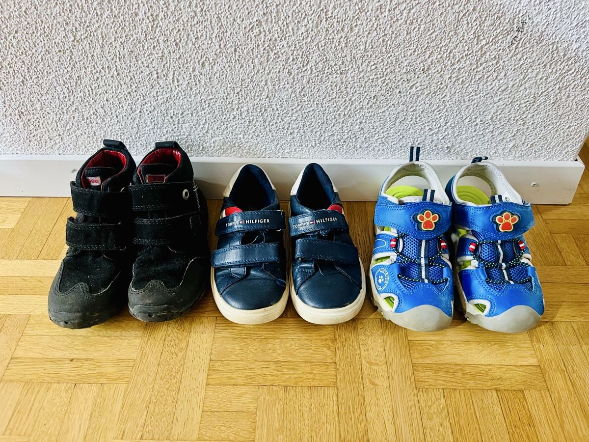 Tommy Hilfiger Schuhe für Jungen: Marken Kinder Schuhpaket Schuhe Set Gr. 28 – Gebraucht aus Frauenfeld von Repsol_Vani