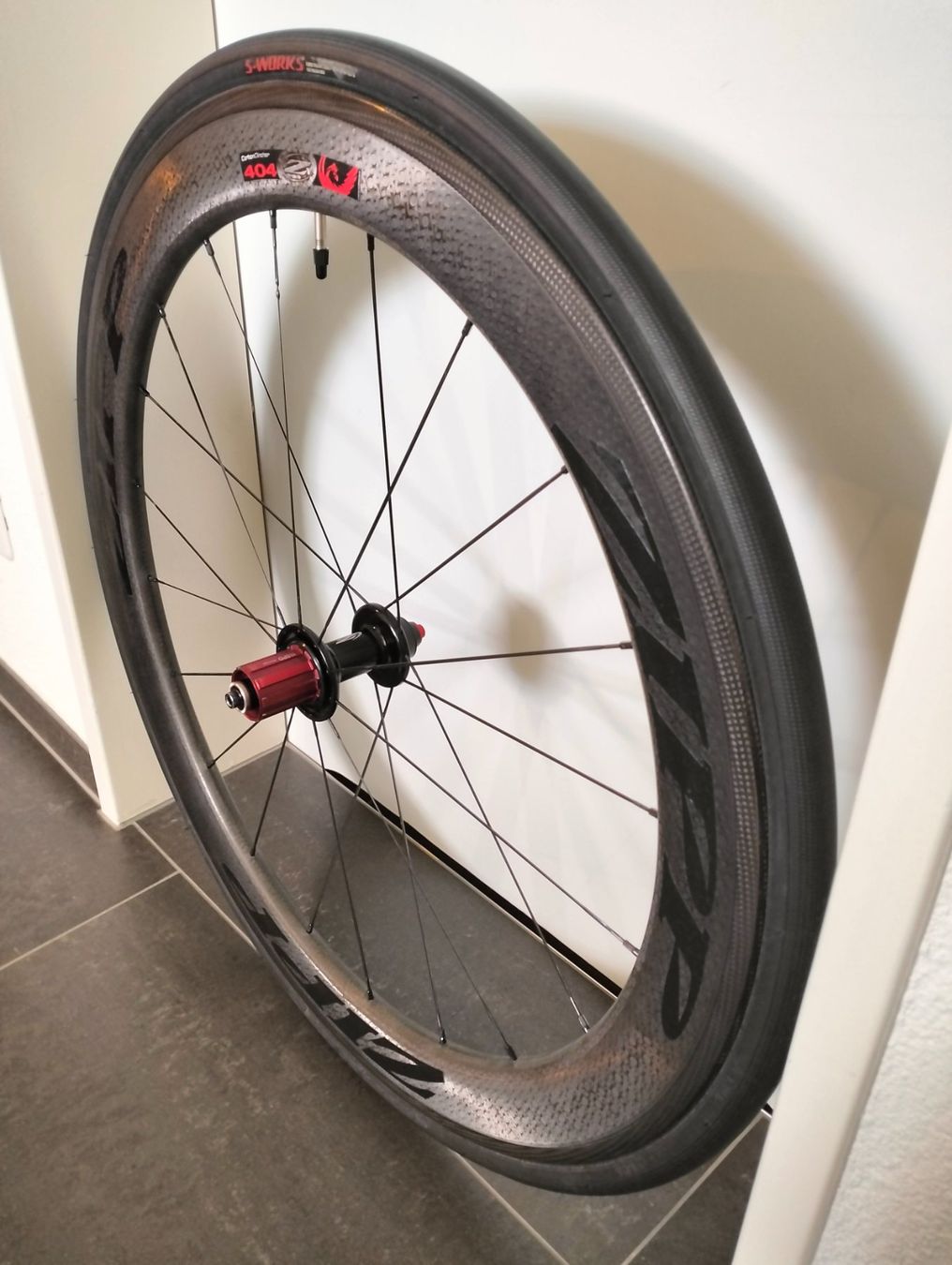 Zipp Pezzi di ricambio: Zipp 404 Firecrest Hinterrad (Defekt) – Difettoso da Uster venduto da KarlZH 3