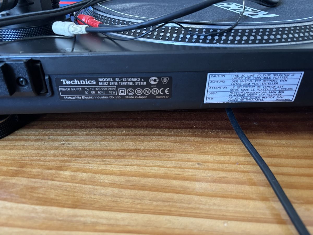 Technics Giradischi: Technics SL-1210MK2 mit Tonabnehmer - Das Original – Usato da Zürich venduto da Juvie 3