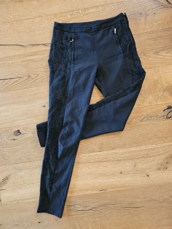 Damen Hose schwarz mit Spitzendetails .