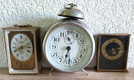 3 verschiedene Uhren Pendulettes differents orologi diversi