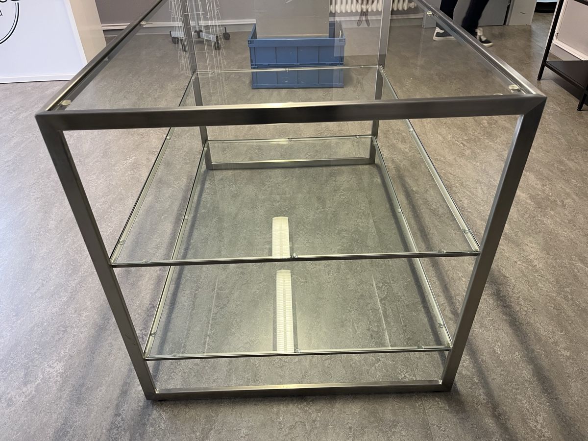 Tables: Verkaufsglastisch Metall – D'occasion à Illnau par flamingo007 1