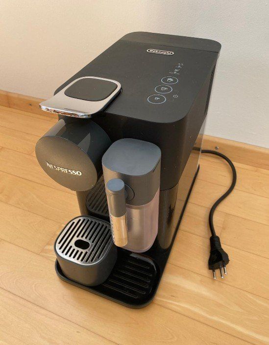 De'Longhi Kaffeemaschinen & Espressomaschinen: Nespresso - Lattissima One Shadow Black – Gebraucht aus Winterthur von Hos59 1