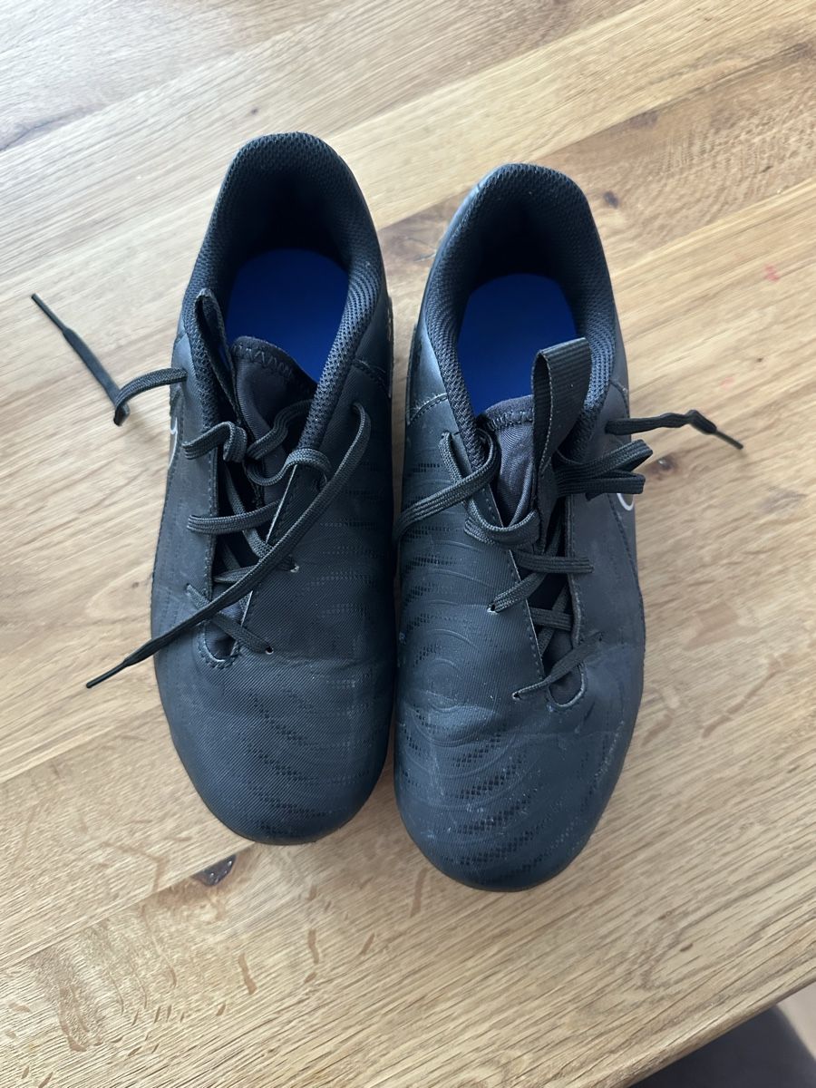 Nike Scarpe per ragazzi: Nike Nockenschuhe 34 große - Great shape! – Usato da Kölliken venduto da jel_6k2l