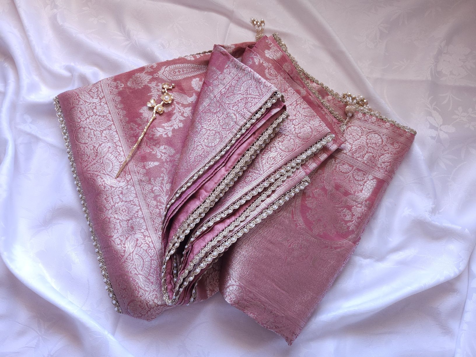 Vestiti: Banarasi saree with blouse  – Nuovo e nell'imballaggio originale da Les Acacias venduto da minnie6 1