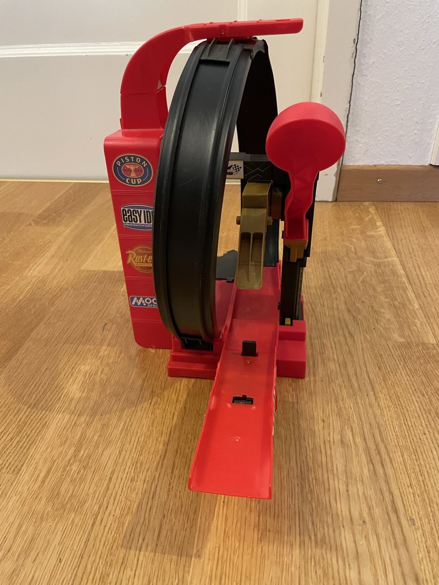 Rennbahnen: Mattel Disney Pixar Bahn Piston Cup Looping Rennbahn McQueen – Gebraucht aus Oberwangen b. Bern von Ssimon2 1