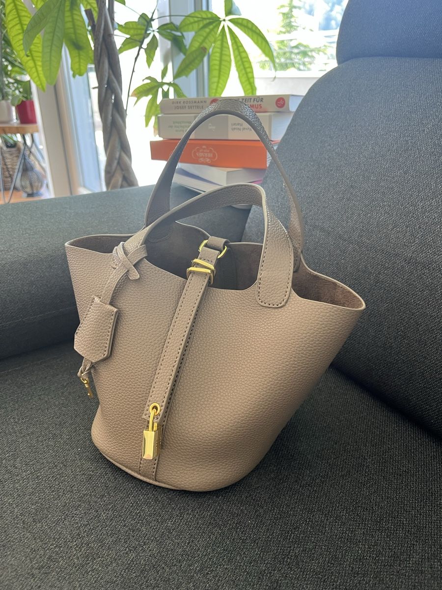 Taschen für Damen: Taupe Soft Bucket Bag with Lock – Neu (gemäss Beschreibung) aus Oberarth von pau_h8rf 3
