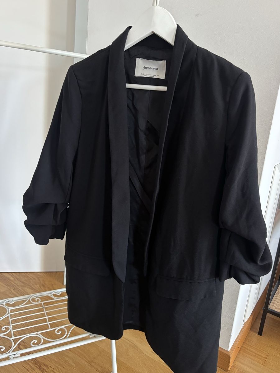 Stradivarius Giacche: Stradivarius schwarzer Blazer mit gerafften Ärmeln - Size S – Usato da Basel venduto da AnninaD97 1