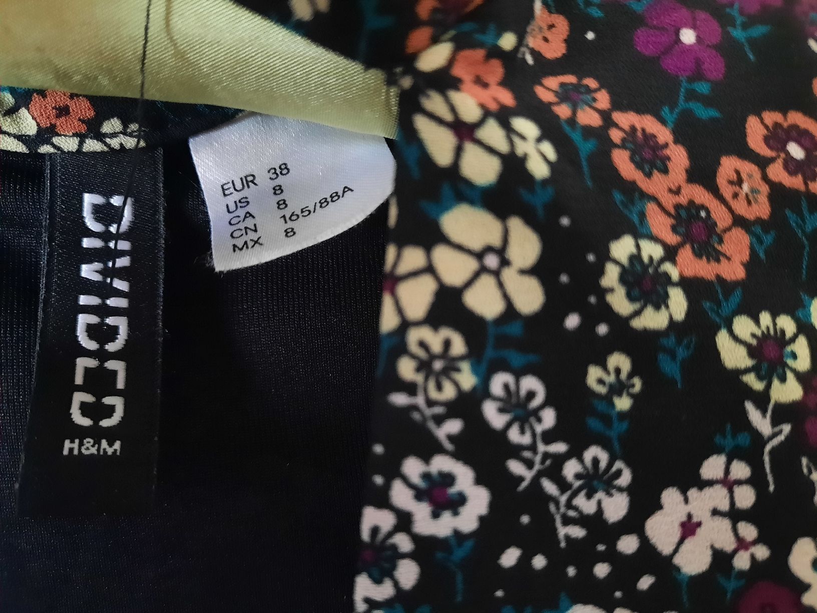 Vestiti: Robe à fleur avec ouverture devant et derrière – Usato da La Chaux-de-Fonds venduto da cel_k2b7 2