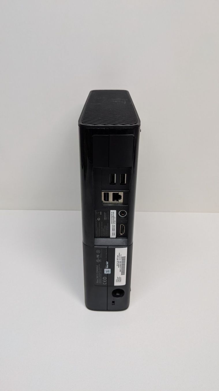 Microsoft Console: Microsoft Xbox 360 E mit Controller und 5 Spielen – Usato da Menziken venduto da mame18 5