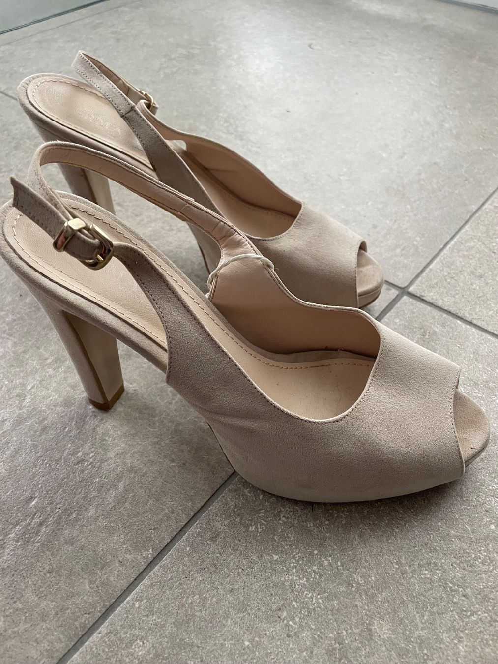 Scarpe da donna: Scarpa con tacco 39 pelle – Usato da murten venduto da Ester09 1