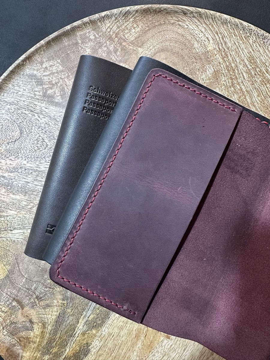 Cover & Protezioni schermo: Handgemachte Passhüllen aus echtem Leder – Nuovo e nell'imballaggio originale da Mettmenstetten venduto da vad_57p2 5