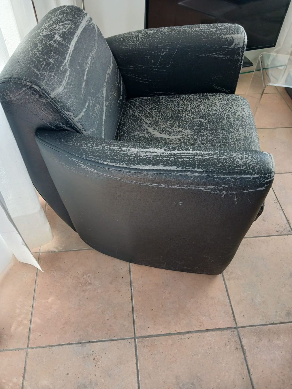Poltrone: Fauteuil très confortable mais usé – Usato da Lausanne venduto da bri_hym2 2