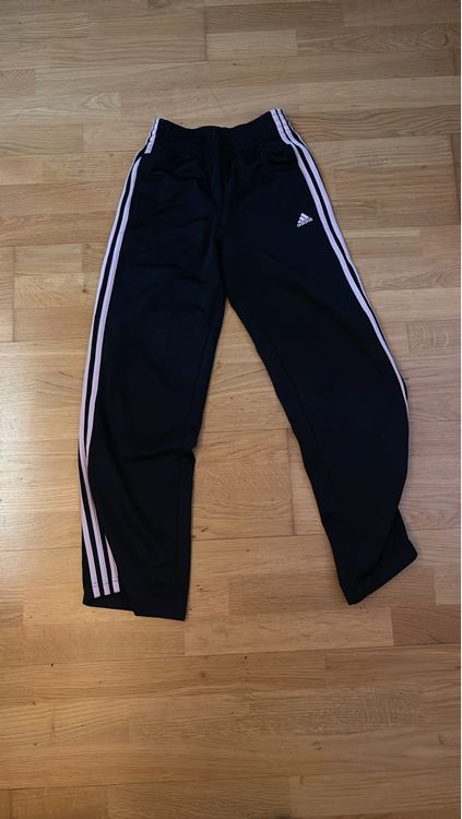 Adidas Hosen: Adidas Trainingshose schwarz mit Streifen, Grösse S-M – Gebraucht aus Bern von recelbern