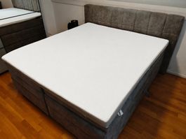 Schönes Boxspringbett 180x200 inkl. Topper ab August abholen