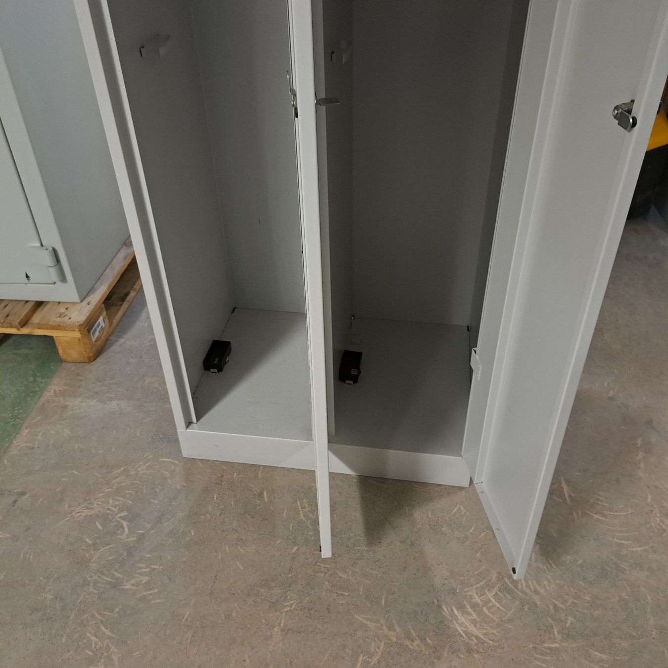 Armoires: 2er Garderobenschrank Spind Garderobe – D'occasion à Belp par deal-now 4