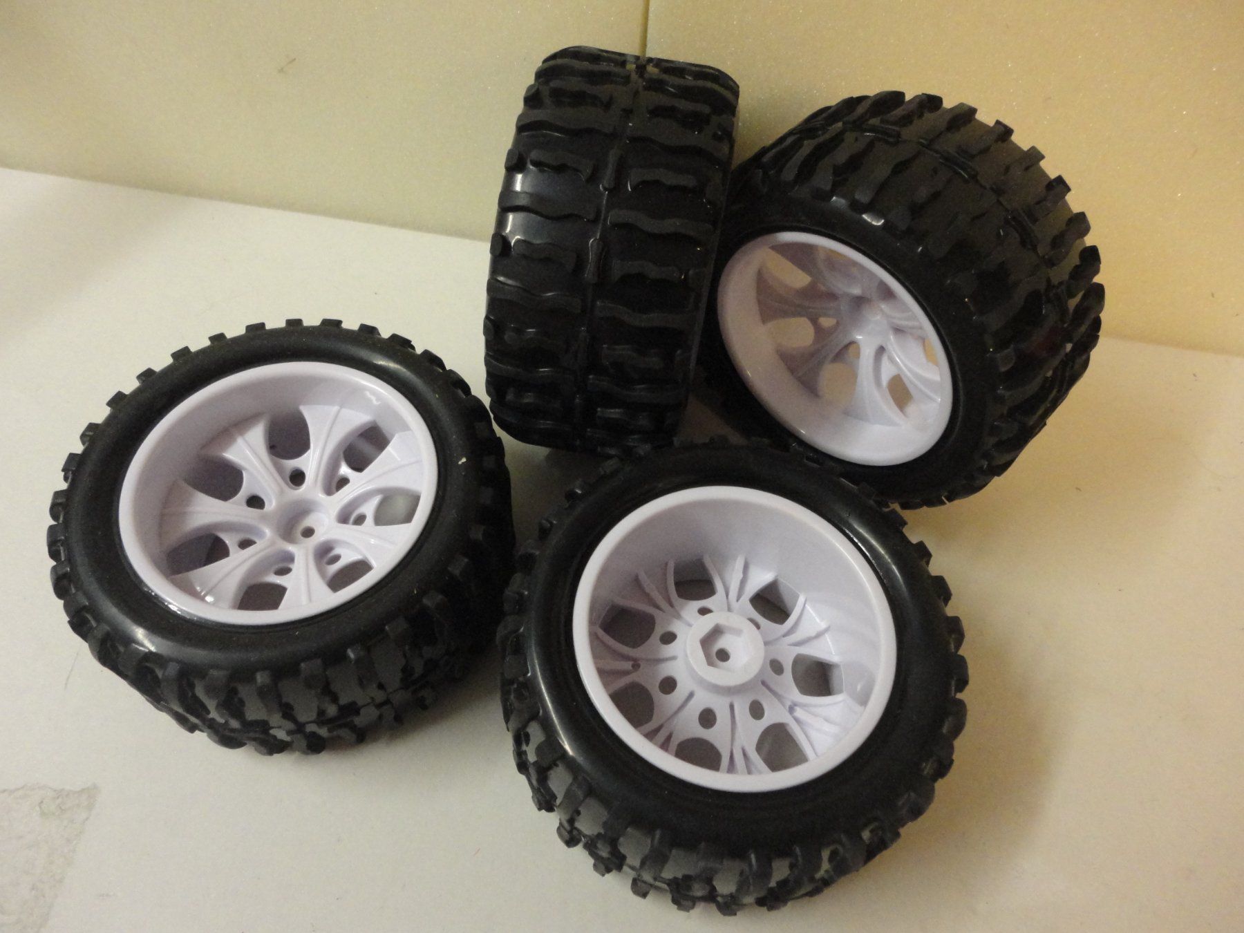 Modellismo RC: RC Auto Reifen Set, Offroad, Neu! – Nuovo e nell'imballaggio originale da Horgen venduto da RcModell