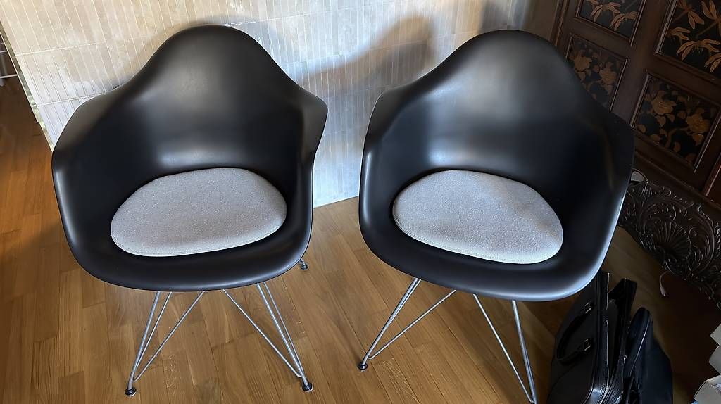 Eames Sedie: Original 4 vitra Eames Stühle und Sessel im Set – Usato da Regensdorf venduto da KlangderWolken