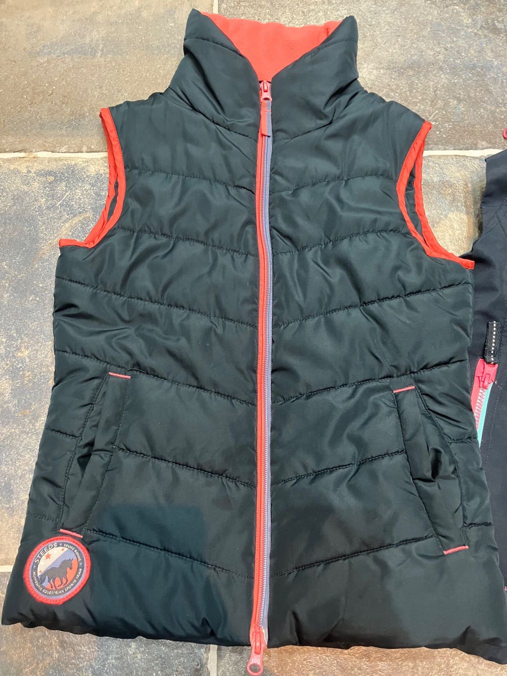 Altro abbigliamento per bambina: 2 Gilets Steeds, 140 und 152 – Usato da Epesses venduto da moss_r 1
