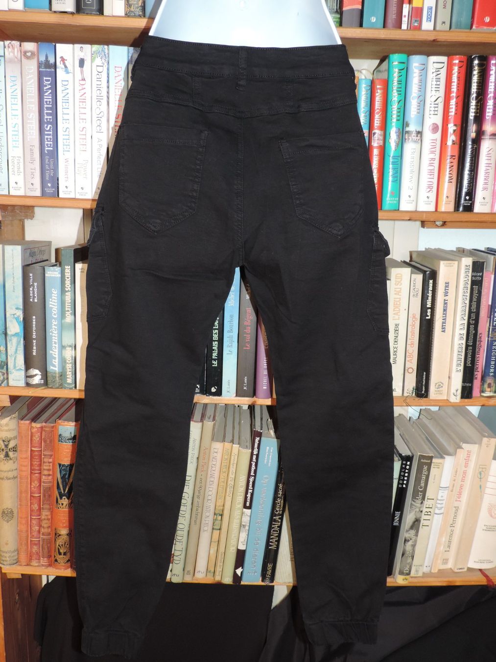 Pantaloni: pantalon stretch noir – Usato da Genève venduto da Axelle333 7