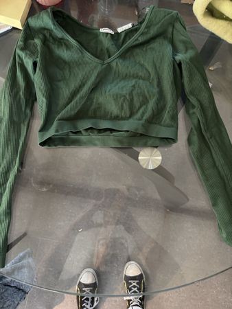 Haut vert à manches longues, col en V, côtelé, taille S, par