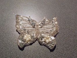 Schmetterling weiss / silbrig verziert