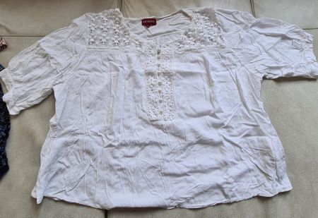 Weisse Sommerbluse mit Spitze, Grösse L