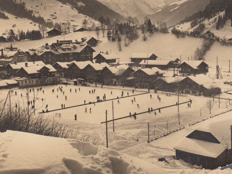 Cartes postales: Gstaad Eisbahn belebt – D'occasion à Kirchberg BE par Mgh