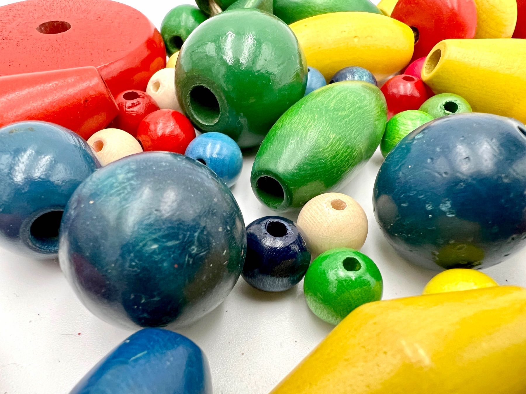 Spielzeuge: Holzperlen Set farbig Basteln – Gebraucht aus Häusernmoos von adlerfedern 1