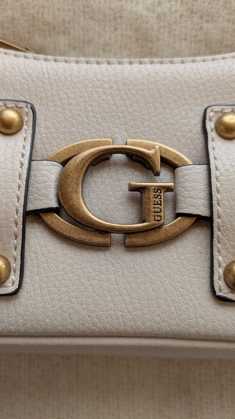 Guess Borse da donna: Guess Schulter Tasche Creme Weiss – Usato da Trüllikon venduto da NAURELIJ 2