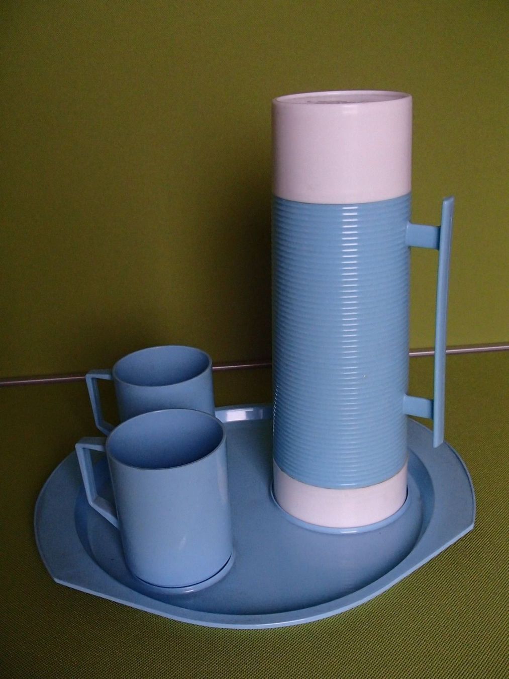 Tasses: hellblauer Thermos 2 Tassen & Tablett – D'occasion à Schöfflisdorf par pullux