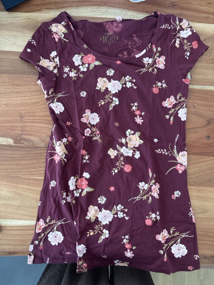 T-shirt: Damen Shirts 2er Set Blumenmuster – Usato da Jona venduto da gr_3nad 1