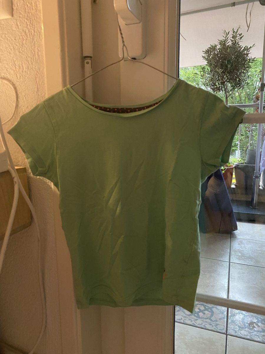 Camicette, T-shirt & Top: T-shirt vert clair, détails coeurs, taille 6-7 ans – Usato da Denges venduto da val_j8w7 1