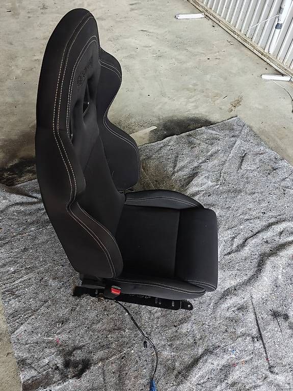 Alle Autoersatzteile: 2 Sièges Sparco R100  semi baquet  – Gebraucht aus Estavayer-le-Lac von Equinox8