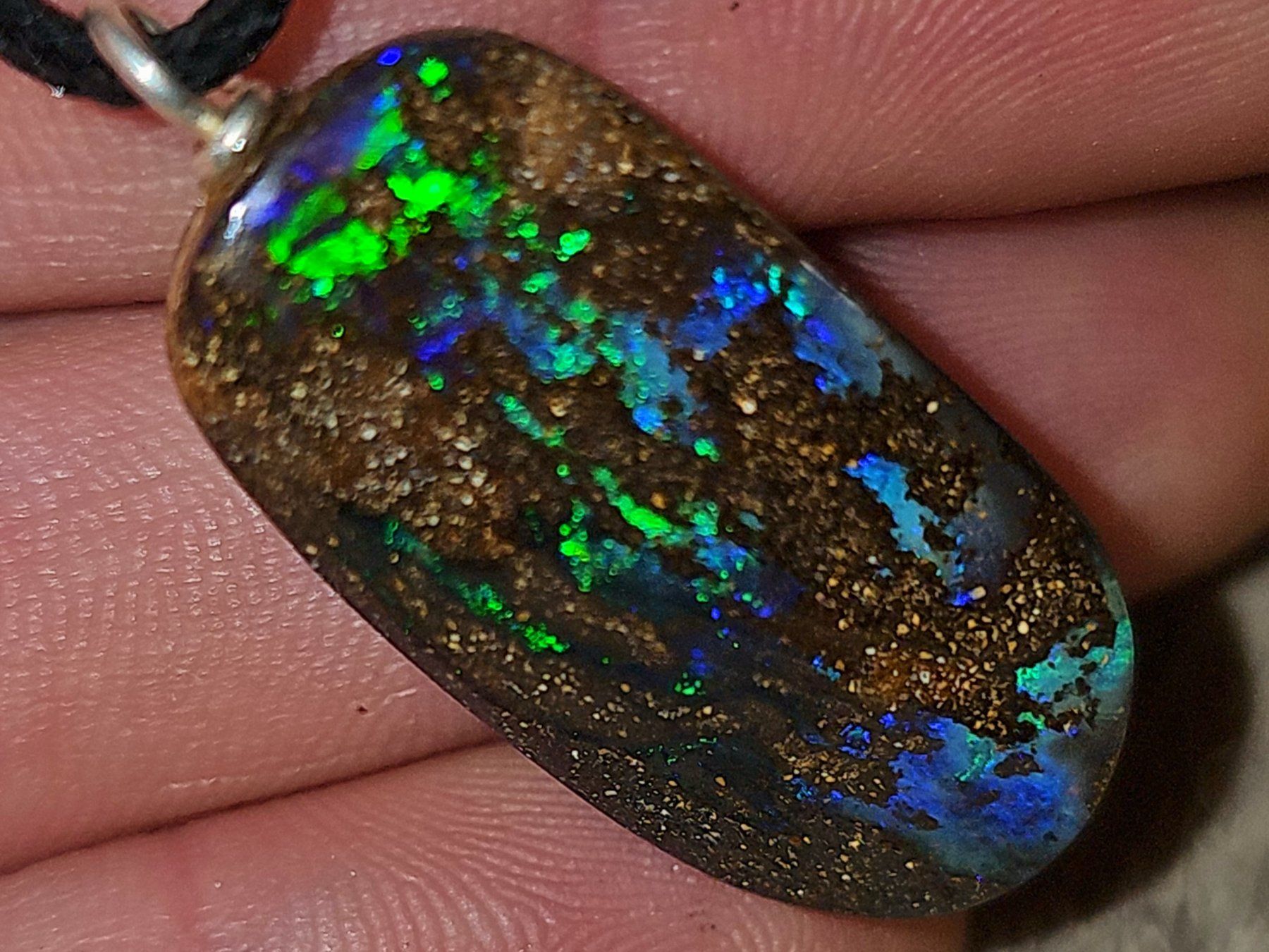 Pietre preziose: Extrem knallender australischer Boulder Opal Anhänger – Nuovo e nell'imballaggio originale da Uerkheim venduto da Winwinner