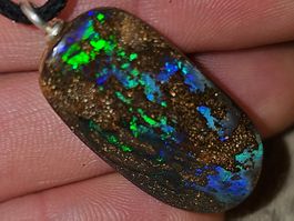 Extrem knallender australischer Boulder Opal Anhänger