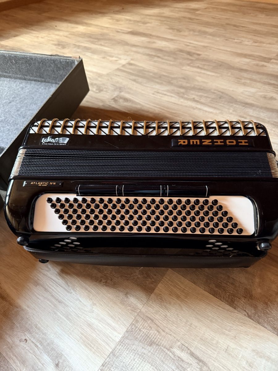Hohner Strumenti musicali: Hohner Atlantic IV N Akkordeon De Luxe – Usato da Herznach venduto da Corgi 1