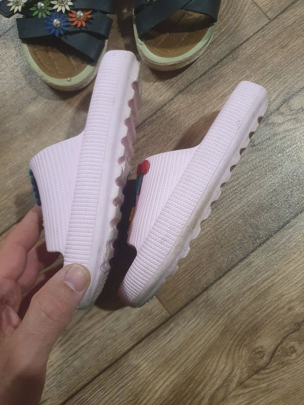 Scarpe per ragazzi: Hausschuhe Flip Flop Kinder Slipper 32 33 – Usato da Zürich venduto da Alibaba1234 3