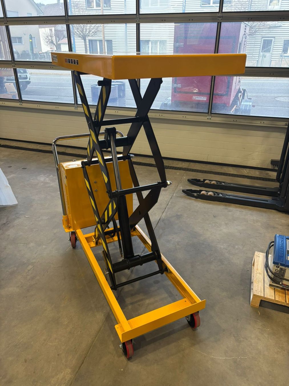 Carrelli elevatori e a forche: Scherenhubwagen Scherentisch Hubwagen elektrisch – Nuovo (secondo la descrizione) da Appenzell venduto da Baumonteur 1