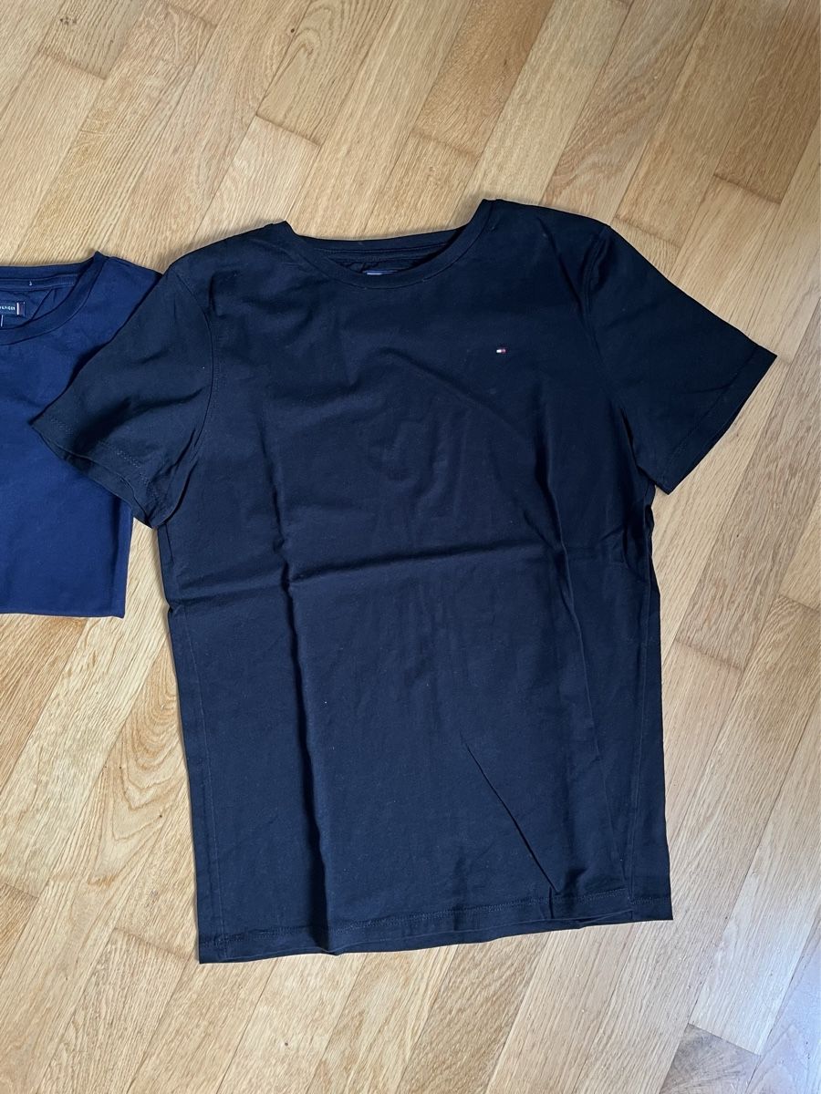 Tommy Hilfiger Kleiderpakete & -sets: 2 T-shirts Tommy Hilfiger 176 – Gebraucht aus Uetikon am See von Winnieclaudia 1