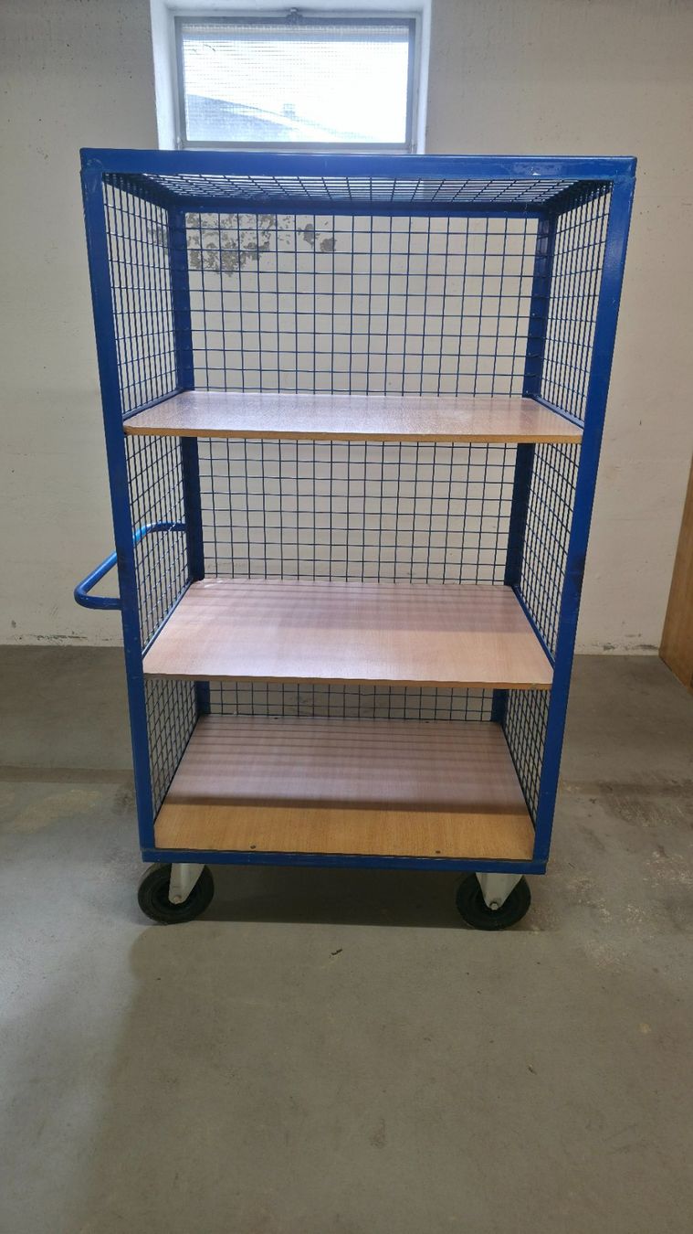 Korpus: Robuster Rollwagen mit 3 Tablaren, Top!(Beispiel Bilder) – Gebraucht aus Utzenstorf von Matec-GmbH