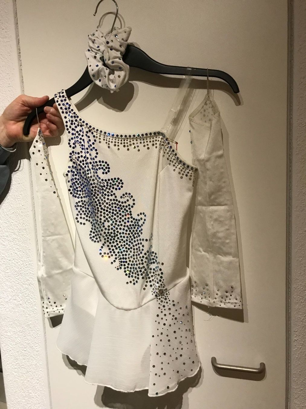 Vestiti & Gonne: Kürkleid mit Haarschmuck u. Handschuhe – Usato da Wagenhausen venduto da vintagesecondhand
