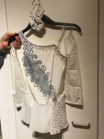 Kürkleid mit Haarschmuck u. Handschuhe