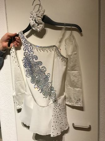 Kürkleid mit Haarschmuck u. Handschuhe